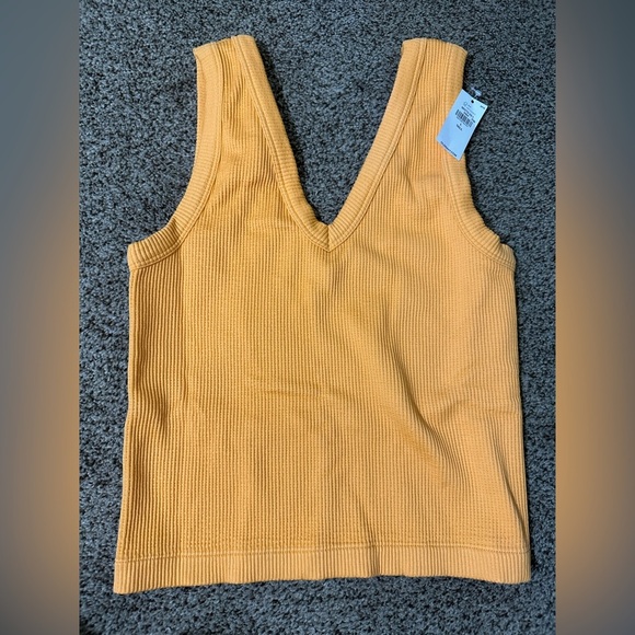 Old navy Exhale Ribbed V-Neck Crop Top - Picture 8 of 9